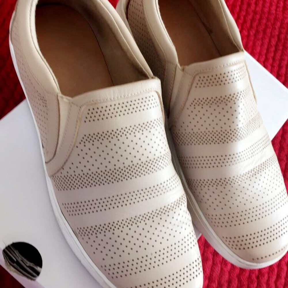 Nude Women’s flat walking sneaker. Aldo.